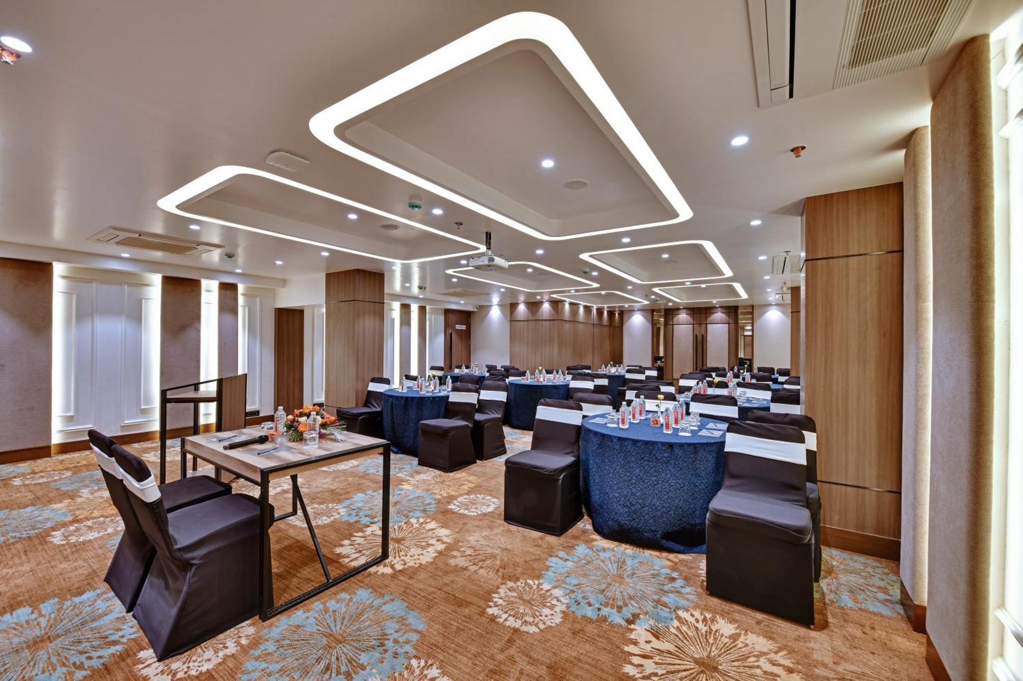 ไอสเตย์ โฮเต็ล แอนเดอรี เอ็มไอดีซี Hotel มุมไบ ภายนอก รูปภาพ